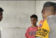 Bhabinkamtibmas Lingada Sampaikan Pesan Kamtibmas saat Pengemasan Kopra
