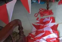 Pedagang bendera mulai menjual atribut 17 Agustus di Saumlaki