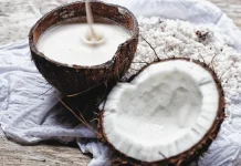 Warga Saumlaki Atasi Rambut Rontok Gunakan Santan