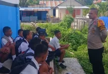 Bhabinkamtibmas Alusi Bukjalim Sambangi Anak-Anak Sekolah