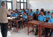 Kapolsek Wermaktian Pimpin Program "Polisi Mengajar"
