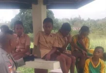 Bhabinkamtibmas Sosialisasikan KUHP Baru Bagi Sejumlah Siswa