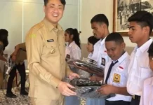 28 perwakilan Pelajar dari 10 Kecamatan Terima Bantuan dari Bupati Tanimbar