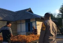 Bhabinkamtibmas Nurkat Sambangi Petani Rumput Laut