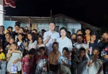 Bupati dan Ketua TP-PKK Tanimbar Berbagi Semangat Belajar dengan Puluhan Siswa