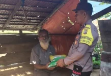 Bhabinkamtibmas Welutu Serahkan Bantuansos Bagi Lansia