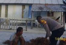 Bhabinkamtibmas Desa Nurkat Sambangi Petani Rumput Laut
