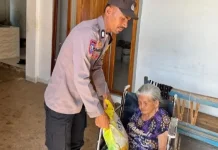 Bhabinkamtibmas Themin Salurkan Bansos Bagi Warga Lansia