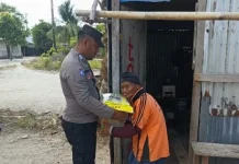 Bhabinkamtibmas Adaut II Salurkan Bansos lewat DDS