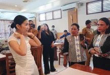Menjahit Tenun Tanimbar Jadi Korset Harus Lapisi Trikot sebelum Dipotong
