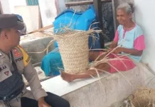 Bhabinkamtibmas Desa Sofyanin Sambangi Pengrajin Bakul Tradisional