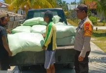 Bhabinkamtibmas Abat Amankan Penyaluran Benih Padi untuk Poktan