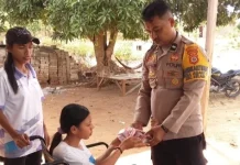 Bhabinkamtibmas Adaut Salurkan Bansos Kepada Warga Disabilitas