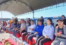 Perahu Adat Dari 10 Kecamatan Warnai Teluk Saumlaki