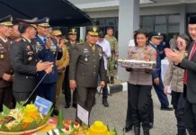 Kapolres Tanimbar Beri Kejutan Kue HUT TNI ke-81