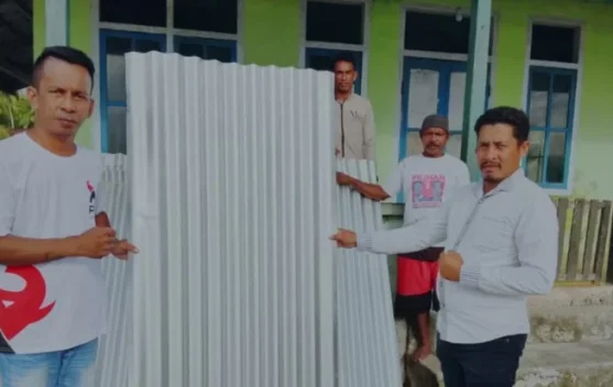 PSI Salurkan Daun Seng untuk Masjid Desa Namralan