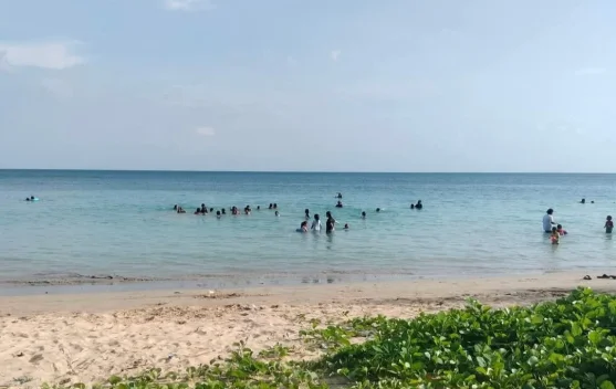 Pantai Weluan Jadi Pilihan Wisata Hemat Warga Saumlaki di Akhir Bulan