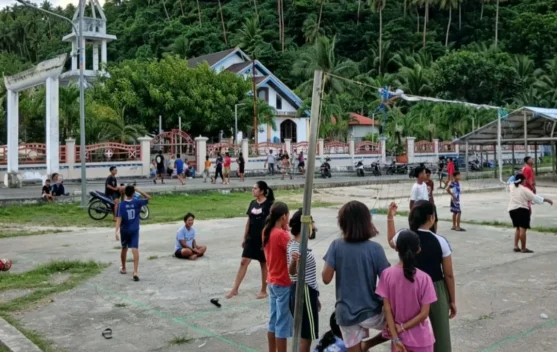 Jadi Pusat Olahraga Sore, Lapangan Voli Desa Olilit Timur Selalu Dipadati Anak Muda