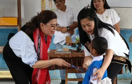 Bunda PAUD Maluku dan Tanimbar Kunjungi TK Layongar Lermatang