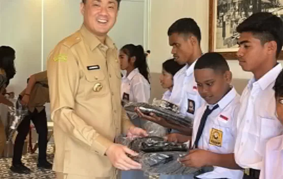 28 perwakilan Pelajar dari 10 Kecamatan Terima Bantuan dari Bupati Tanimbar