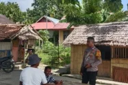 Bhabinkamtibmas Desa Waturu Sambangi Warga yang Sedang Beraktivitas