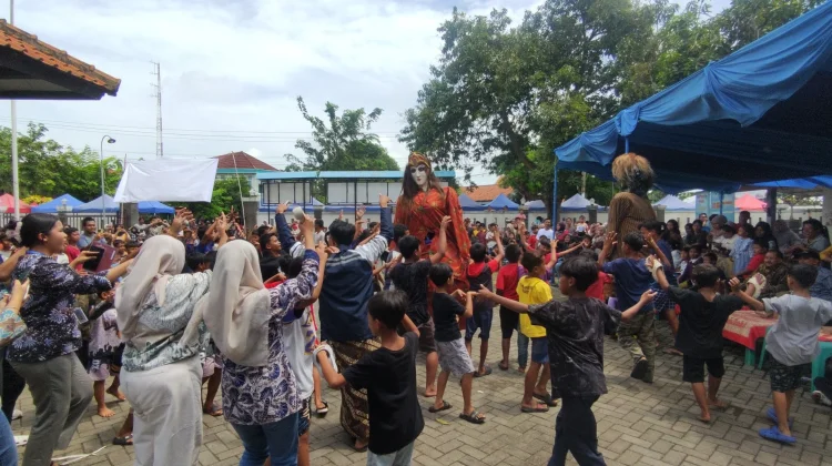 Mahasiswa KKN Undip di Karangsari Kembangkan Seni Barongan dan UMKM