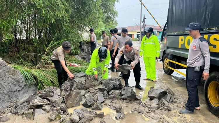 Anggota Polrestabes Semarang Bantu Warga Terdampak Banjir di Tembalang