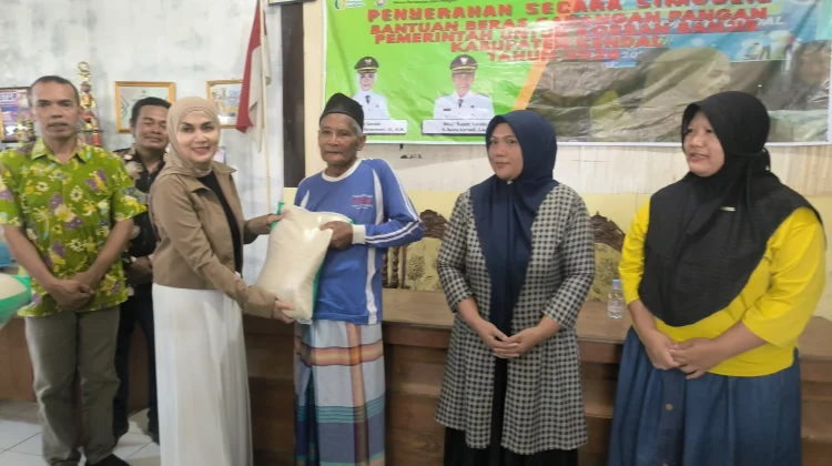 Ribuan Warga Terdampak Banjir di Kendal Terima Bantuan Beras