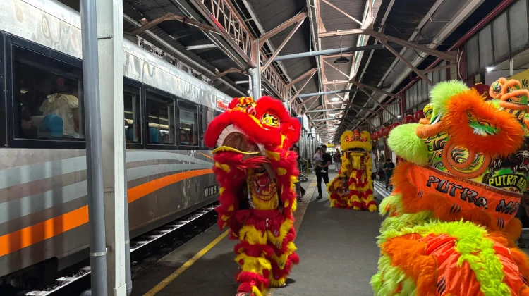 Tahun Baru Imlek, Atraksi Barongsai Hibur Pelanggan di Stasiun Tawang