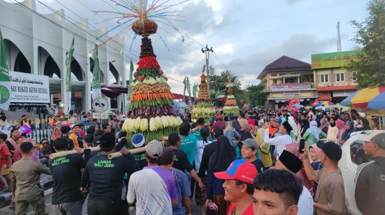 Sambut Ramadan, Masjid Agung Kendal Gelar Tradisi Grebek Gunungan