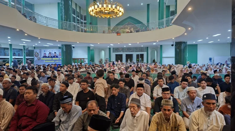 Jemaah Khusyuk Jalani Tarawih di Tengah Perbedaan Awal Ramadan