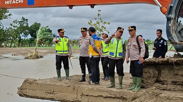 Jaga Kelancaran Mudik, Polda Jateng Kawal Perbaikan Tanggul Tuntang