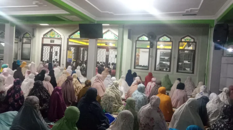 Tarawih Perdana Ramadan, Warga Sendangmulyo Semarang Padati Masjid