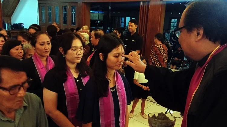 Rabu Abu, Jemaat GKJ Plengkung Diminta Kurangi Penggunaan Plastik