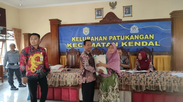 Ribuan Warga Terdampak Banjir di Kendal Terima Bantuan Beras