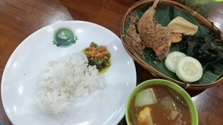 Nikmatnya Perpaduan Ayam Goreng dengan Sayur Asem