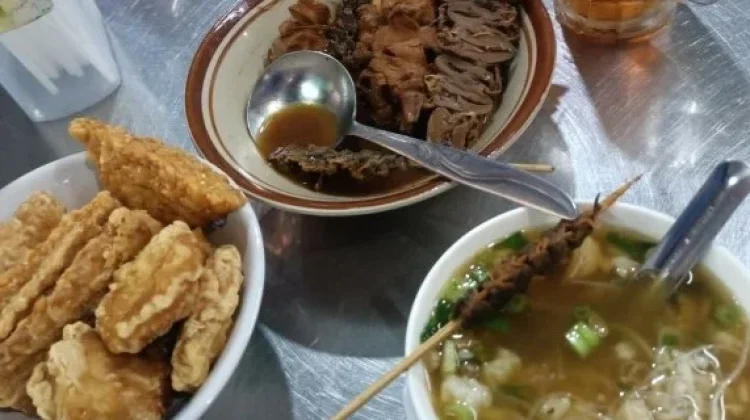 Tips Menyajikan Soto Ayam Komplet ala Warung Legendaris