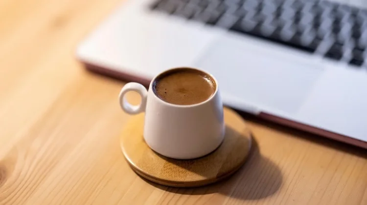 Secangkir Kopi dan Laptop untuk Work From Anywhere