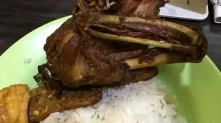 Cara Membuat Bebek Goreng Luarnya Renyah, Dalamnya Lembut