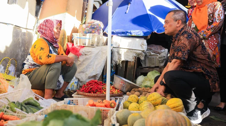 Gubernur Jateng Tinjau Pasar, Harga Terkendali Kecuali Cabai