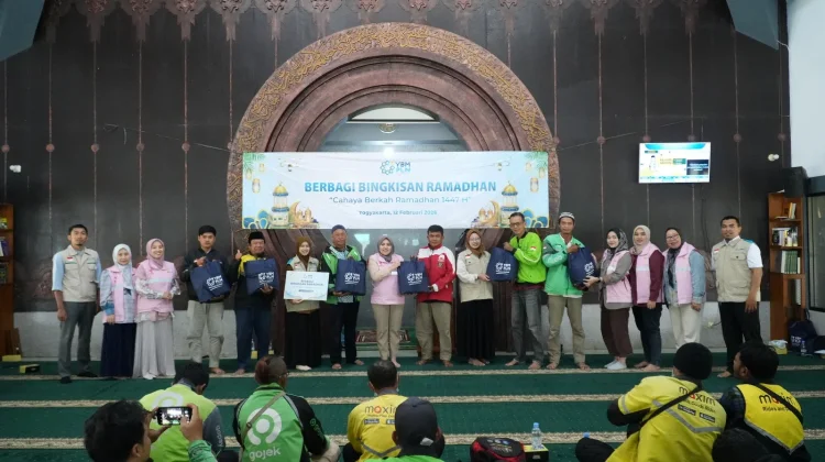 YBM dan Srikandi PLN Santuni 50 Ojol di Yogyakarta