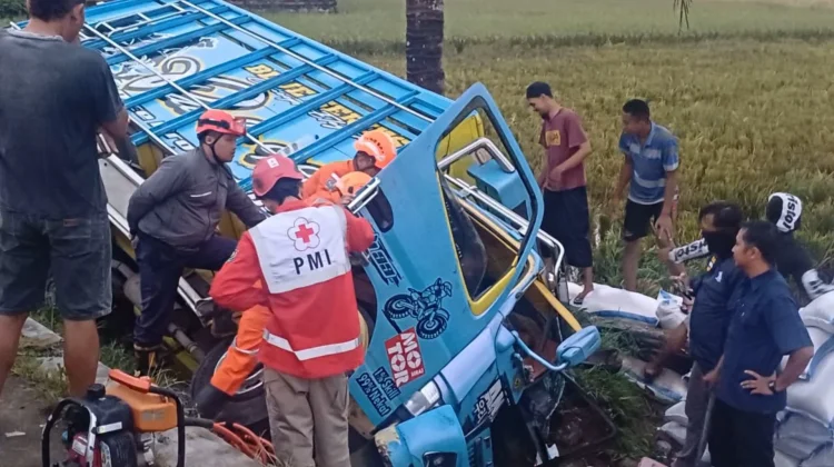 Diduga Mengantuk, Truk Bermuatan Masuk Parit di Purworejo