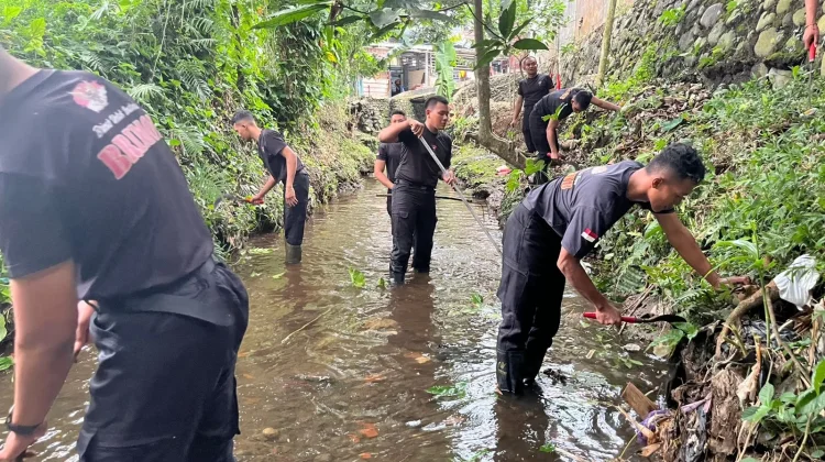 Wujudkan Jateng ASRI, Personel Brimob Kerja Bakti Massal