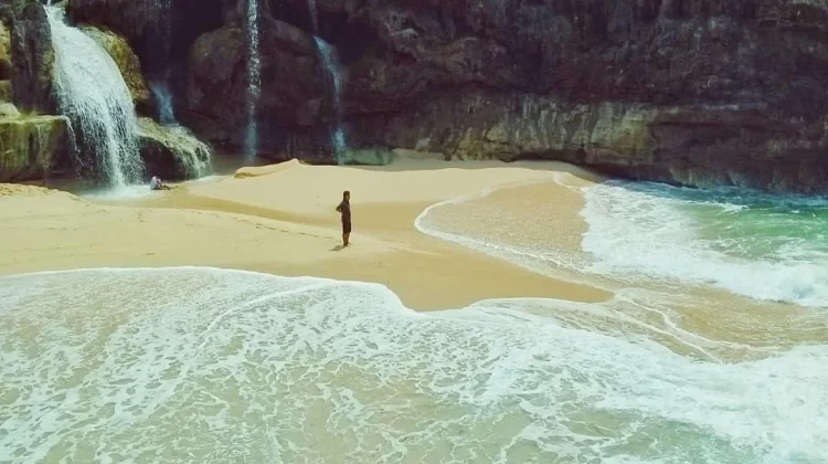 Pantai Banyu Tibo, Air Terjun Bertemu Laut