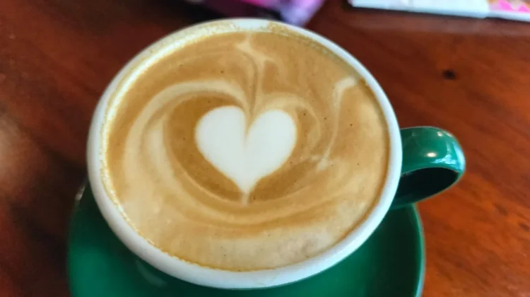 Jenis Pola Latte Art yang Populer di Kafe