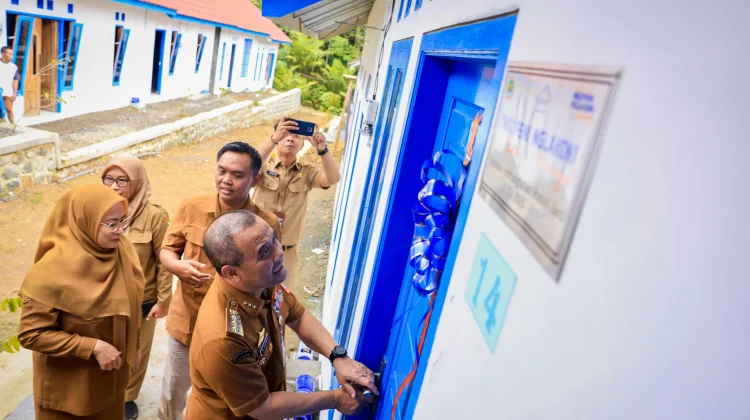 Korban Tanah Gerak Banjarnegara Terima Rumah Teknologi Tahan Gempa