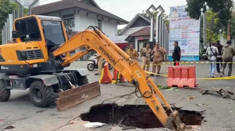 Muncul Jalan Berlubang Depan Kantor Disdik Semarang, Pemkot Gerak Cepat Menangani