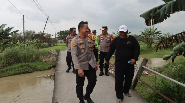 Polres Demak Perbaiki Akses Vital Jembatan Desa Banjarejo