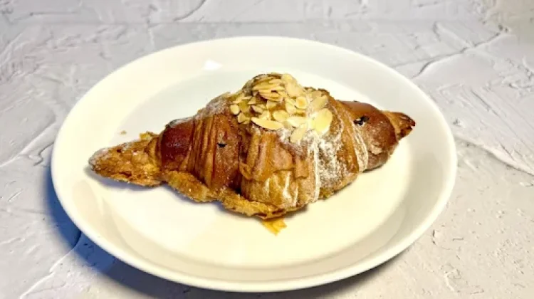 Croissant: Roti Renyah untuk Sarapan dan Camilan