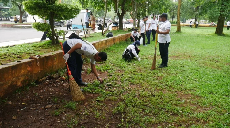 Turun Langsung Bersihkan Sampah, Bupati Kudus Gaungkan Gerakan ASRI